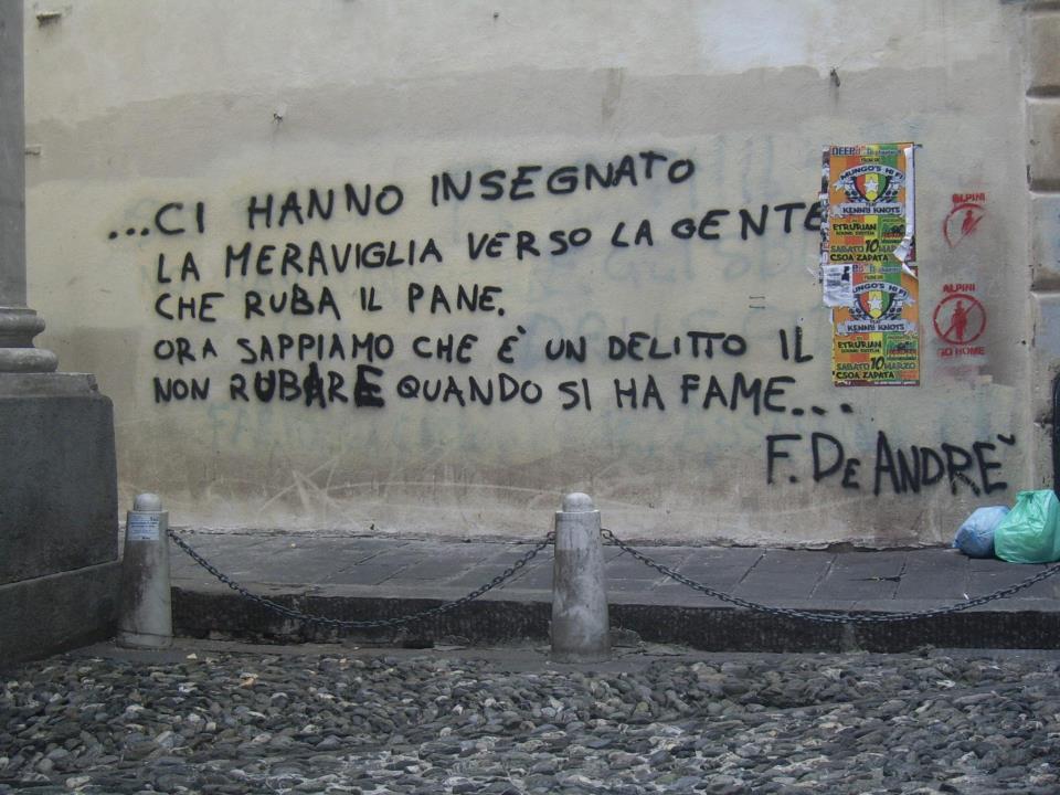 Ecco il muro in via del campo a genova  con i versi della canzone di fabrizio de Andrè